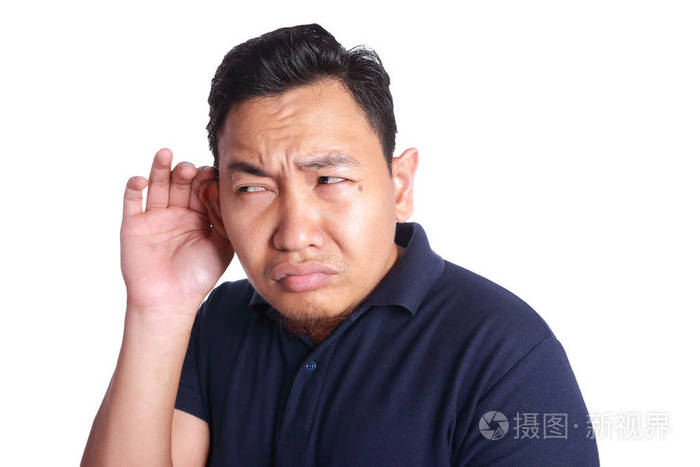 亚洲男子仔细聆听