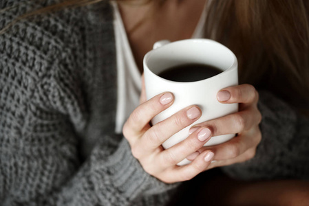 人类的手拿着咖啡杯