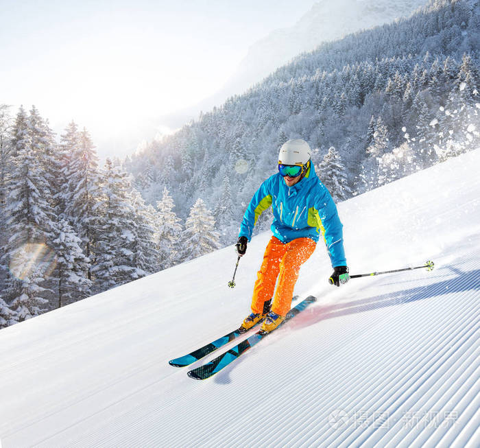 在高山滑雪下坡滑雪者