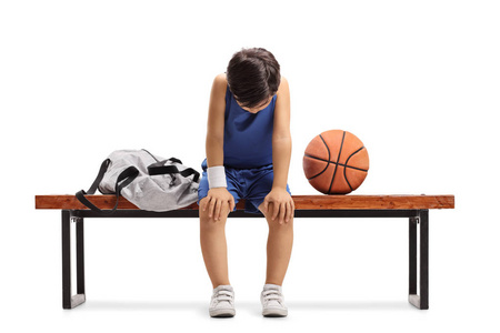 坐在板凳上的悲伤的篮球运动员图片