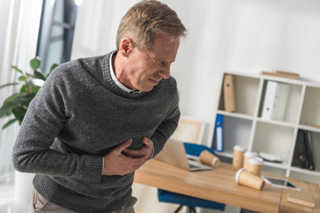 中年男子在他的办公室心脏病发作照片