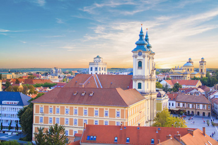 少数民族教堂的美丽的看法和 Eger, 匈牙利的城市全景, 在日落