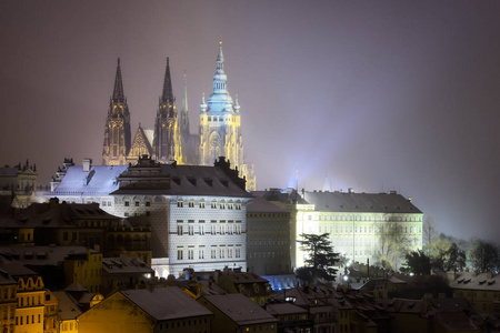 圣圣维特大教堂。冬夜的下雪气氛。教科文组织, 布拉格, 捷克共和国