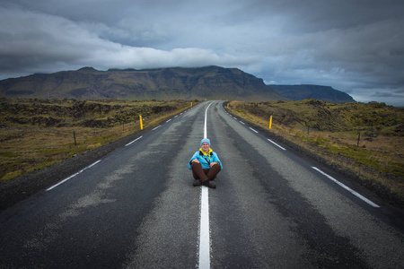 冰岛的道路上的汽车和美丽的自然风光