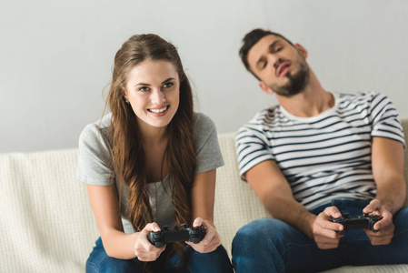 情感年轻夫妇玩游戏与游戏在家里