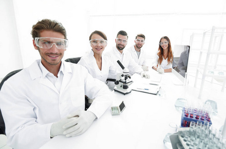 男性科学家和在实验室中的团队