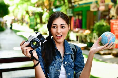 美丽的女孩在乡间旅行