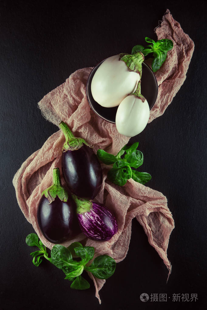 新鲜, 美丽的五颜六色的茄子装饰在板材和餐巾纸, 演播室射击可以使用