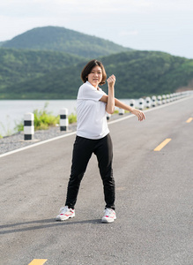 女人短头发做运动户外图片