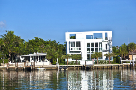 迈阿密南部美丽的房屋，有海洋通道