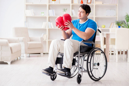 在从伤病中恢复的轮椅残疾人的拳击手