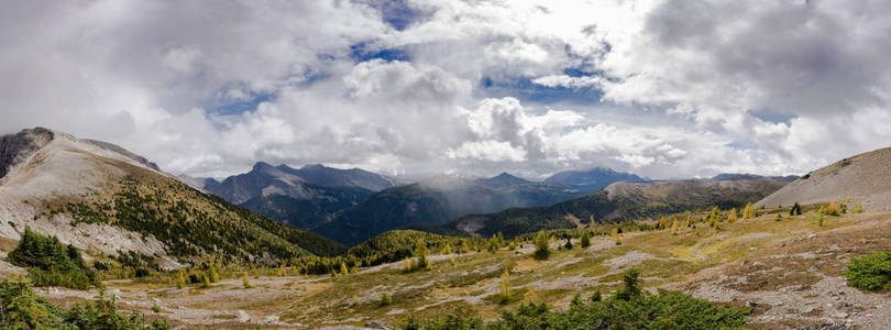 哈维山口徒步旅行中的落基山脉美景