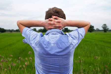 腋窝出汗非常非常孤立灰色的蓝衬衫,在腋窝下出汗多汗症的男人照片