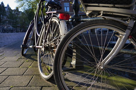 荷兰阿姆斯特丹桥旁停放的自行车