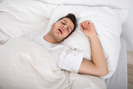 累了的年轻男人打鼾照片