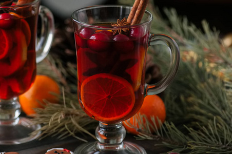 温热的酒圣诞热饮料, 柑橘, 苹果和香料我