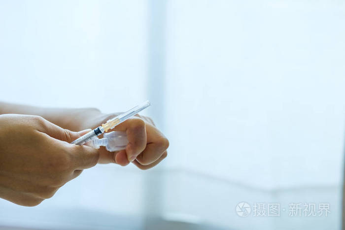 注射器医用注射在手手掌或手指医学pl