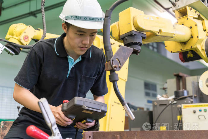 机器人的机器工作的电气工程师