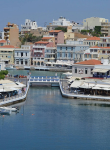 Voulismeni 湖的路桥和建筑景观