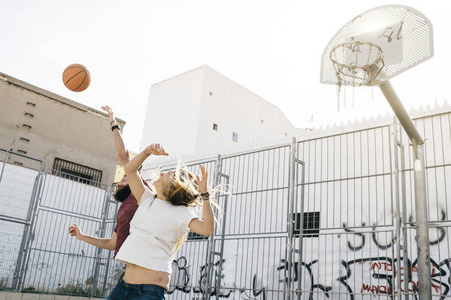 两个朋友一起打篮球