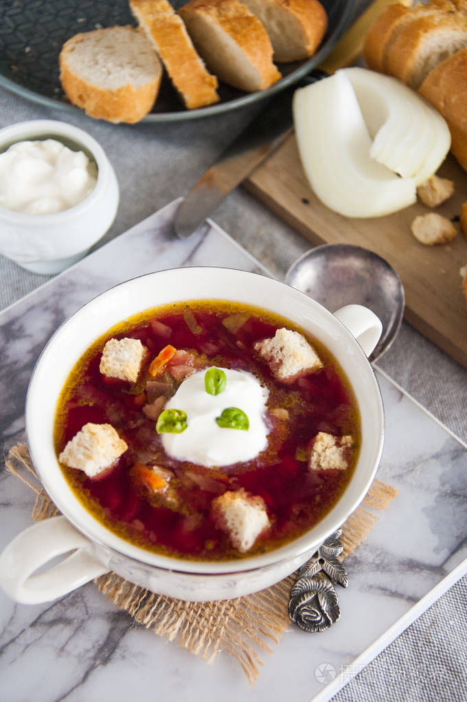 俄罗斯传统的乌克兰甜菜汤博尔施