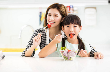 妈妈孩子吃图片