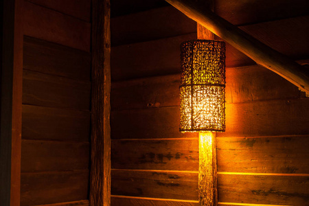 漂亮的木制壁灯挂在床上的木头上