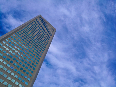 现代企业办公楼与蓝天夏季