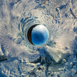 丘在贝加尔湖的蓝色冰上 Olkhon。球形360全景小行星