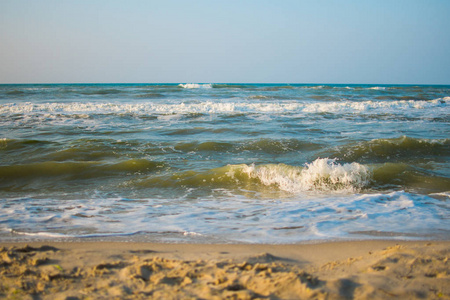 海蓝色的海滩砂的天空太阳夏时制松弛景观观点为设计明信片和日历在泰国