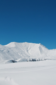 冬天大雪下的高山