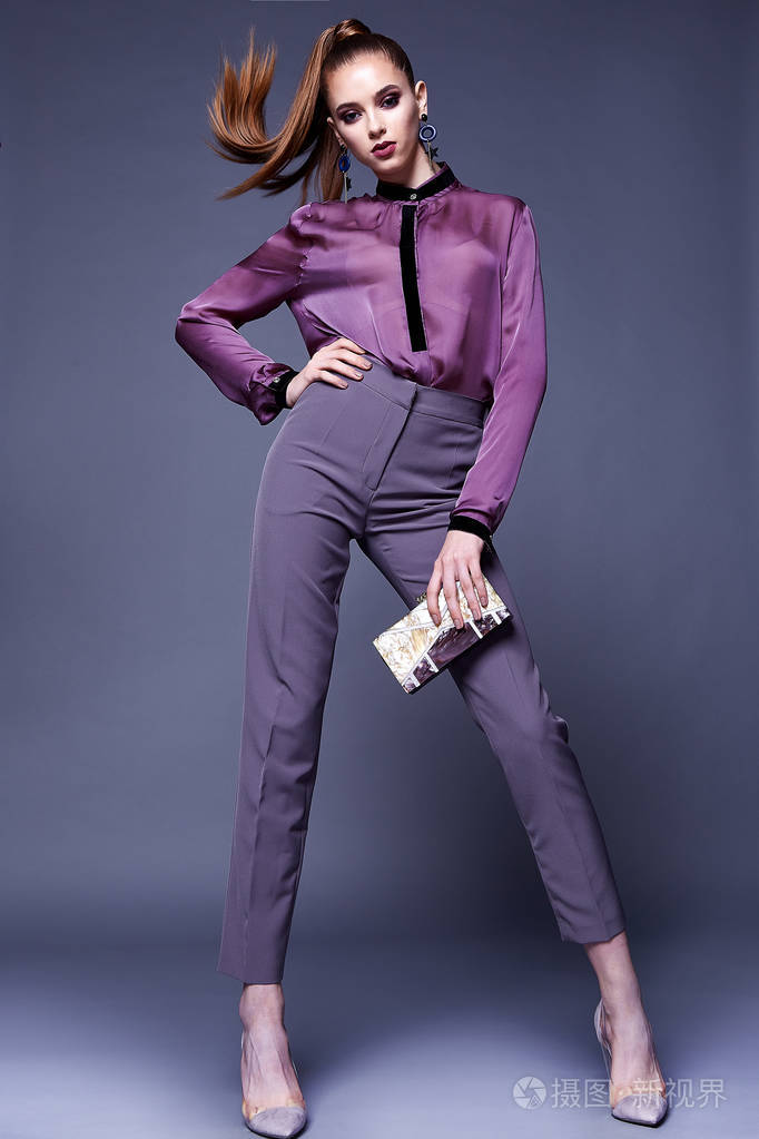 美丽的业务女人淑女风格完美的身体形状布鲁内特