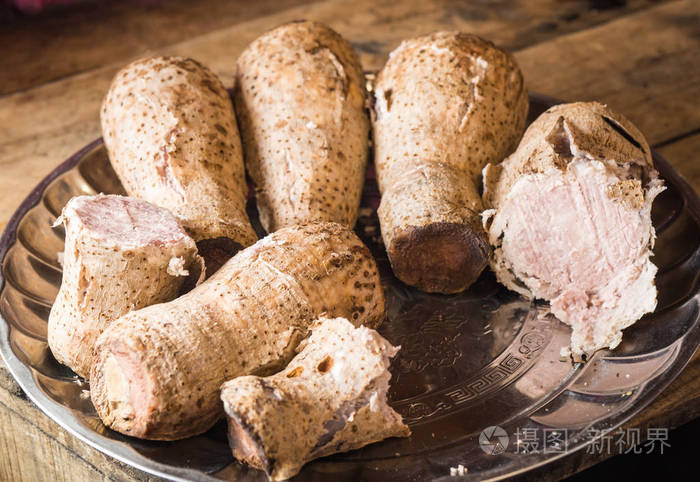 肯尼亚板桌上的熟木薯