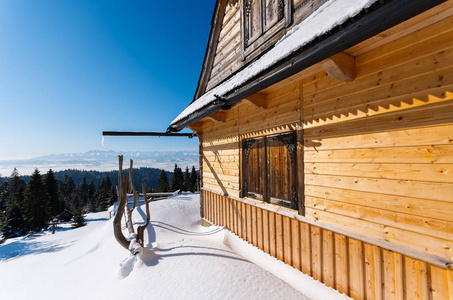 波兰 Gorce 山脉冬季景观中的木制房子