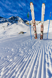 在滑雪冬季，山脉和滑雪旅游野外设备