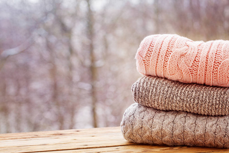 木 tableon 冬季自然背景下的针织服装叠