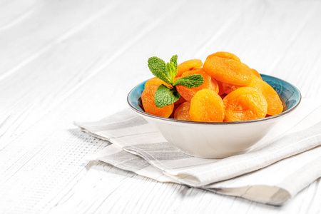 在碗里用薄荷干的杏子。这个概念是健康食品