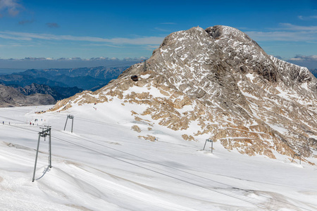 奥地利达赫斯坦山山与冰川和滑雪滑雪