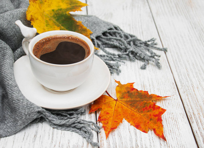 杯咖啡和秋天的落叶图片