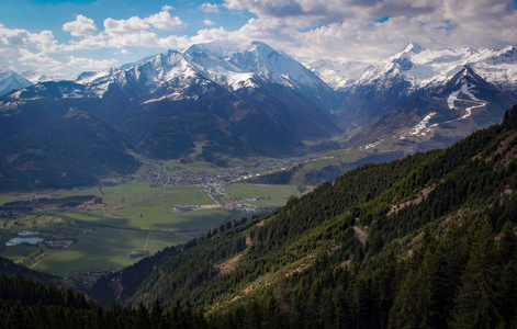 奥地利阿尔卑斯山的雪消失