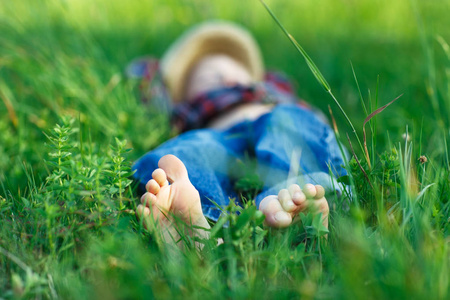 在草地上的孩子放松的田野.专注于步行.牛仔收割后累了.