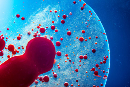 红色气泡的血细胞在蓝色背景特写.医学和科学的抽象.
