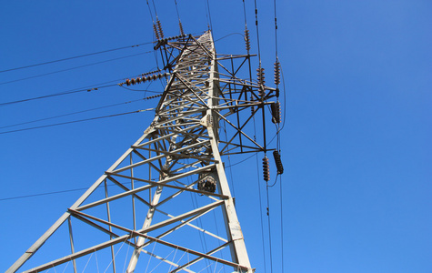 对抗蓝天的高压柱照片