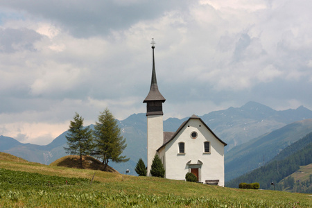 高山景观中美丽的教堂