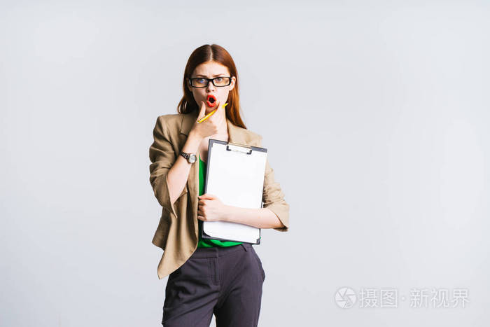 位女秘书正在占用文件带着震惊的表情,她脸上