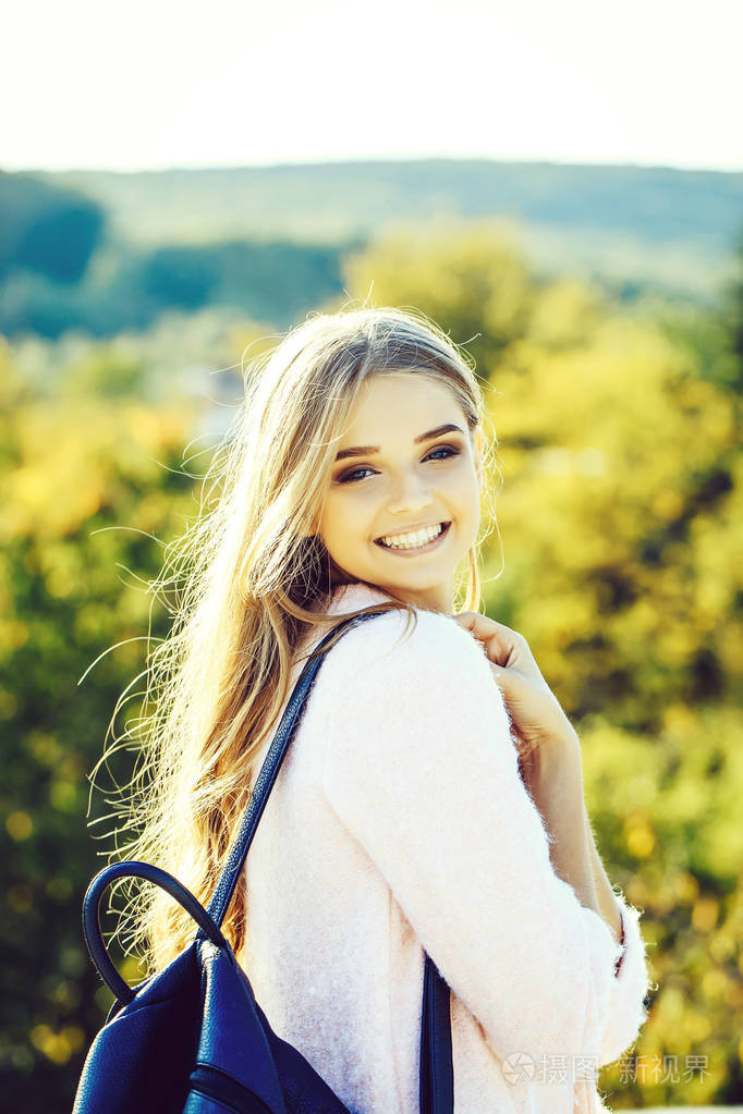 漂亮的女孩微笑户外