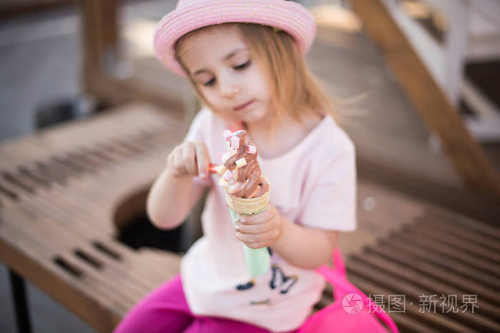 金发碧眼的小女孩坐在冰淇淋