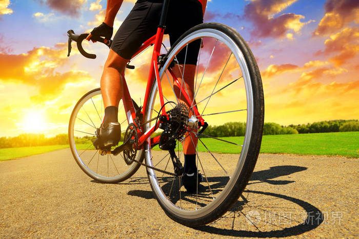 骑自行车在乡村风景在日落