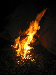 夜晚的篝火和烈火
