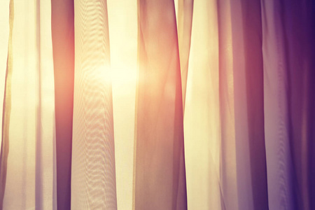 日落时分, 阳光透过窗帘照耀照片